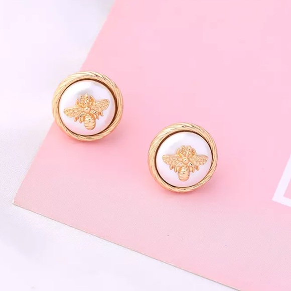 Jewelry - Acrylic Pearl Gold BEE Earring Bohemian Vintage